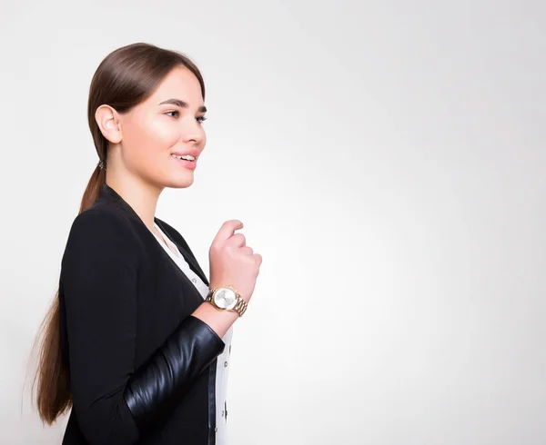 Schöne Junge Frau Mit Langen Haaren Trägt Armbanduhr — Stockfoto