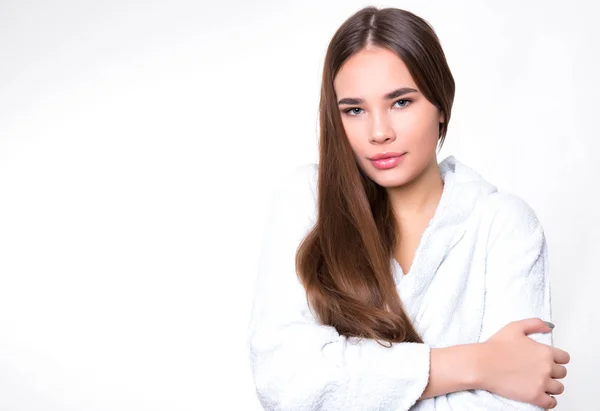 Bela Jovem Mulher Com Cabelos Longos Vestindo Roupão Banho Branco — Fotografia de Stock