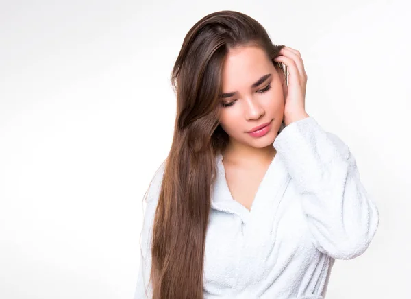 Schöne Junge Frau Mit Langen Haaren Weißen Bademantel — Stockfoto