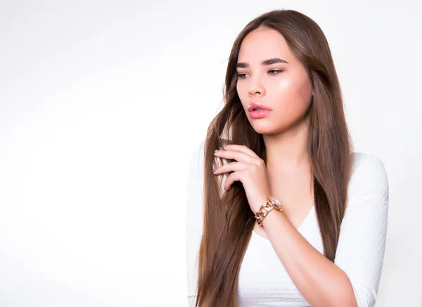 Bela Jovem Com Cabelo Comprido Usando Relógio Pulso — Fotografia de Stock