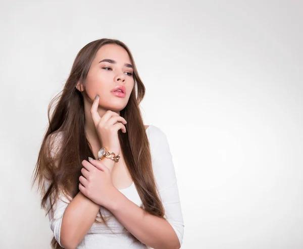 Bella Giovane Donna Con Capelli Lunghi Indossando Orologio Polso — Foto Stock