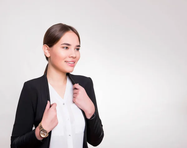 Schöne Junge Frau Mit Langen Haaren Trägt Armbanduhr — Stockfoto