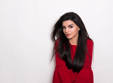 Uzun siyah saçlı, güzel bir genç kadın.