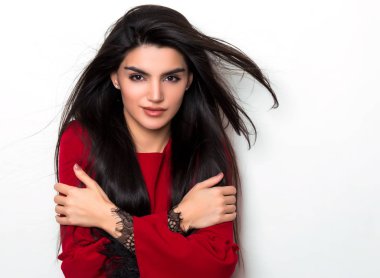 Uzun siyah saçlı, güzel bir genç kadın.