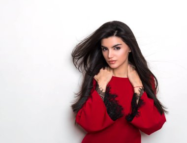 Uzun siyah saçlı, güzel bir genç kadın.