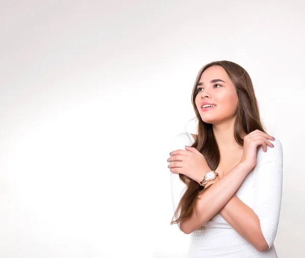 Bella Giovane Donna Con Capelli Lunghi Indossando Orologio Polso — Foto Stock