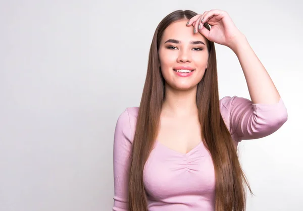 Bela Jovem Com Cabelo Comprido Usando Relógio Pulso — Fotografia de Stock