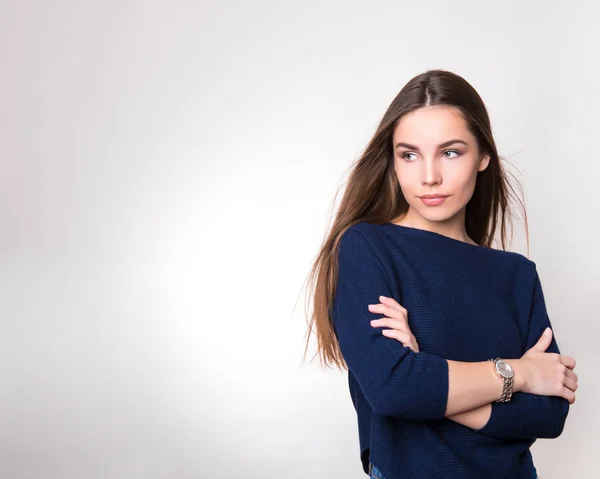 Hermosa Mujer Joven Con Pelo Largo Marrón Usando Reloj Pulsera —  Fotos de Stock