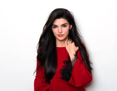 Uzun siyah saçlı, güzel bir genç kadın.