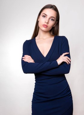 Uzun kahverengi saçlı güzel bir genç kadın. 