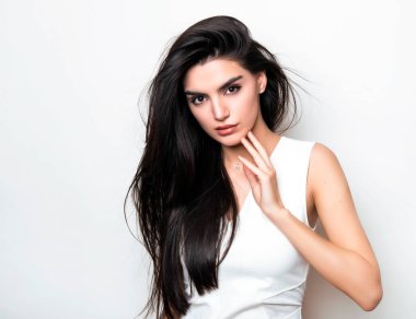 elbise ve beyaz arka plan üzerinde poz uzun siyah saçlı güzel genç kadın