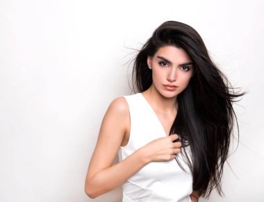 elbise ve beyaz arka plan üzerinde poz uzun siyah saçlı güzel genç kadın