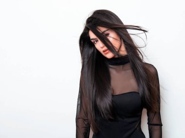 elbise ve beyaz arka plan üzerinde poz uzun siyah saçlı güzel genç kadın