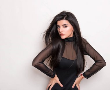 elbise ve beyaz arka plan üzerinde poz uzun siyah saçlı güzel genç kadın