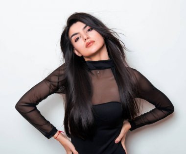 elbise ve beyaz arka plan üzerinde poz uzun siyah saçlı güzel genç kadın