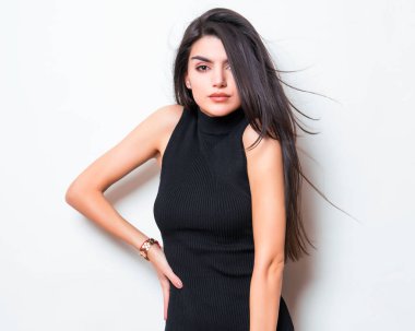 elbise ve beyaz arka plan üzerinde poz uzun siyah saçlı güzel genç kadın