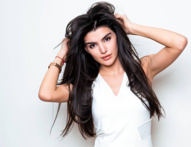 elbise ve beyaz arka plan üzerinde poz uzun siyah saçlı güzel genç kadın