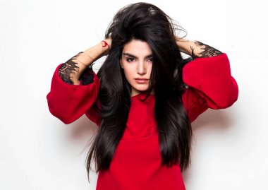 elbise ve beyaz arka plan üzerinde poz uzun siyah saçlı güzel genç kadın