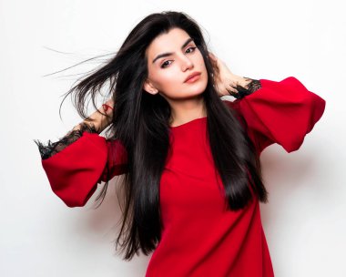 elbise ve beyaz arka plan üzerinde poz uzun siyah saçlı güzel genç kadın