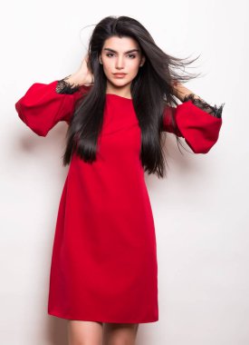 elbise ve beyaz arka plan üzerinde poz uzun siyah saçlı güzel genç kadın