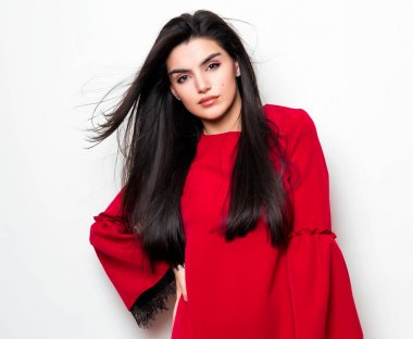 elbise ve beyaz arka plan üzerinde poz uzun siyah saçlı güzel genç kadın