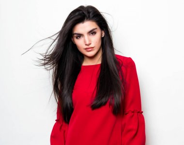 elbise ve beyaz arka plan üzerinde poz uzun siyah saçlı güzel genç kadın