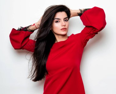 elbise ve beyaz arka plan üzerinde poz uzun siyah saçlı güzel genç kadın