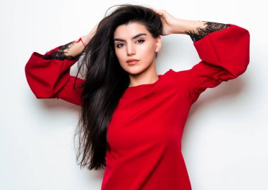 elbise ve beyaz arka plan üzerinde poz uzun siyah saçlı güzel genç kadın