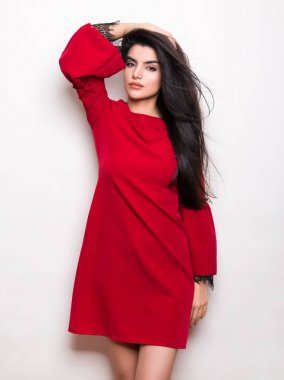 elbise ve beyaz arka plan üzerinde poz uzun siyah saçlı güzel genç kadın