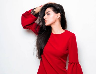 elbise ve beyaz arka plan üzerinde poz uzun siyah saçlı güzel genç kadın