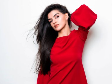 elbise ve beyaz arka plan üzerinde poz uzun siyah saçlı güzel genç kadın