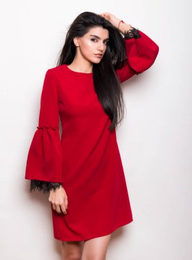 elbise ve beyaz arka plan üzerinde poz uzun siyah saçlı güzel genç kadın