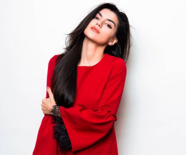 elbise ve beyaz arka plan üzerinde poz uzun siyah saçlı güzel genç kadın