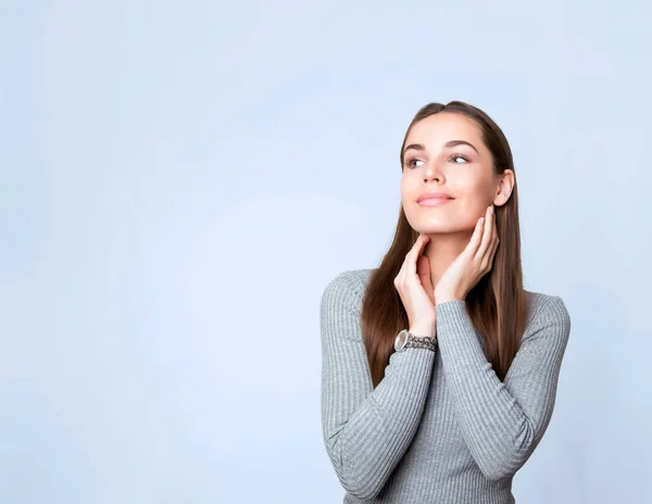 Mooie Jonge Vrouw Met Lang Bruin Haar Dragen Polshorloge — Stockfoto