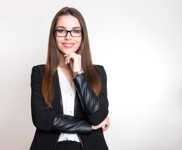 Mooie Jonge Vrouw Met Lang Bruin Haar Dragen Polshorloge — Stockfoto