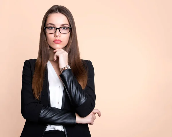 Schöne Junge Frau Mit Langen Haaren Trägt Armbanduhr — Stockfoto