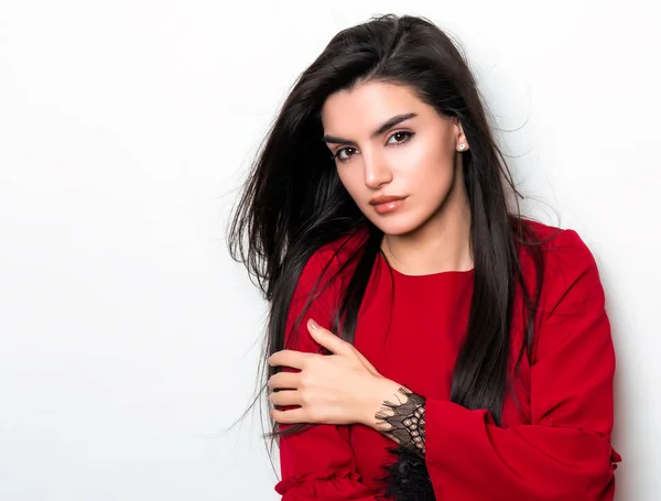 Bela Jovem Mulher Com Cabelo Preto Longo Vestindo Vestido Posando — Fotografia de Stock