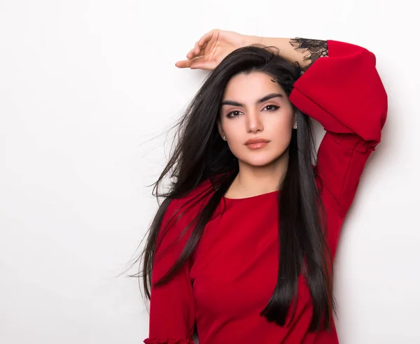 Bela Jovem Mulher Com Cabelo Preto Longo Vestindo Vestido Posando — Fotografia de Stock