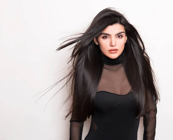 Bela Jovem Mulher Com Cabelo Preto Longo Vestindo Vestido Posando — Fotografia de Stock