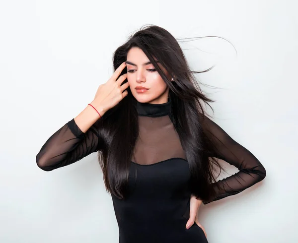 Bela Jovem Mulher Com Cabelo Preto Longo Vestindo Vestido Posando — Fotografia de Stock