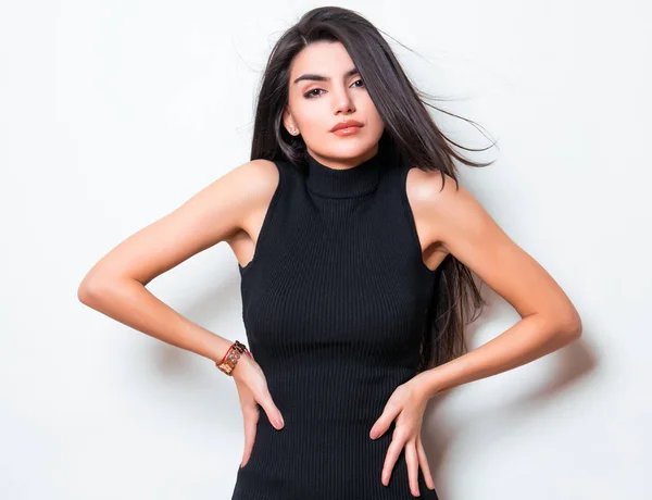 Bela Jovem Mulher Com Cabelo Preto Longo Vestindo Vestido Posando — Fotografia de Stock