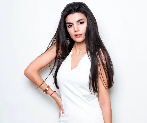 Bela Jovem Mulher Com Cabelo Preto Longo Vestindo Vestido Posando — Fotografia de Stock