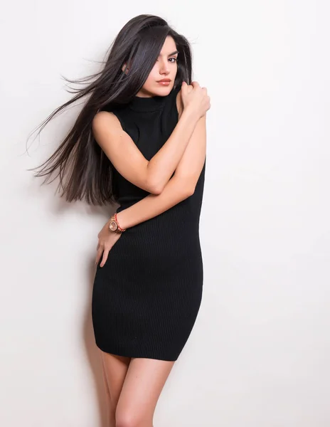 Hermosa Joven Con Pelo Largo Negro Vestido Posando Sobre Fondo — Foto de Stock