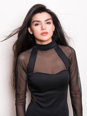 elbise ve beyaz arka plan üzerinde poz uzun siyah saçlı güzel genç kadın