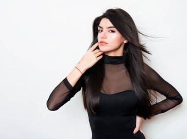 elbise ve beyaz arka plan üzerinde poz uzun siyah saçlı güzel genç kadın