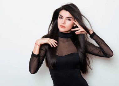 elbise ve beyaz arka plan üzerinde poz uzun siyah saçlı güzel genç kadın