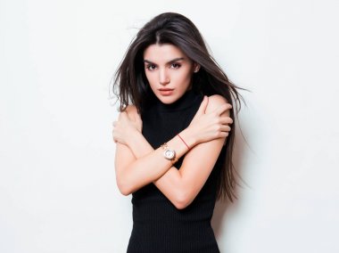 elbise ve beyaz arka plan üzerinde poz uzun siyah saçlı güzel genç kadın