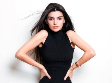 elbise ve beyaz arka plan üzerinde poz uzun siyah saçlı güzel genç kadın