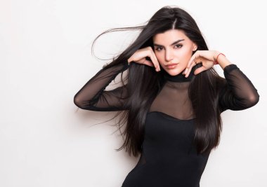 elbise ve beyaz arka plan üzerinde poz uzun siyah saçlı güzel genç kadın