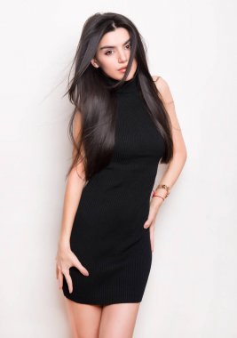 elbise ve beyaz arka plan üzerinde poz uzun siyah saçlı güzel genç kadın